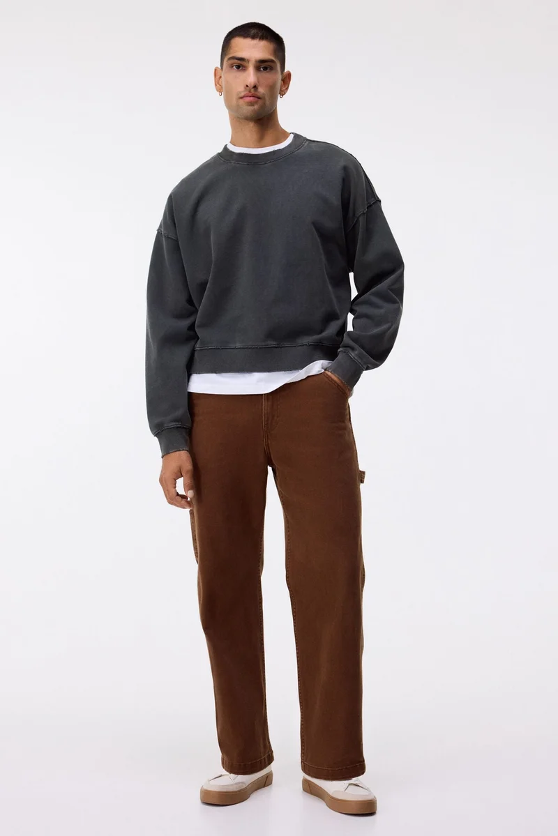 اتش اند ام سويت شيرت بمظهر مكحوت وقصّة فضفاضة